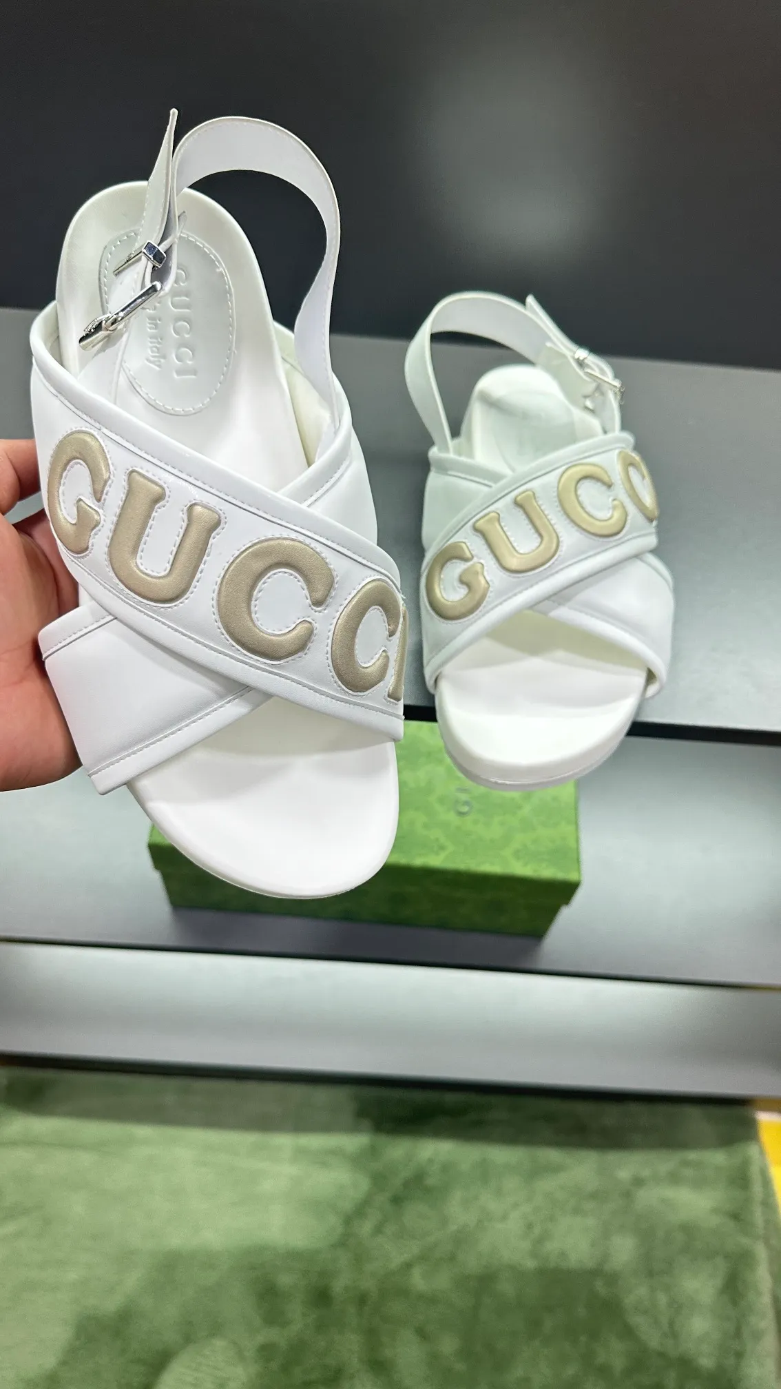 [G Family Couple Style] P: 320💰Female size 36~40 Men's size 39~45, (46. Custom-made GG slippers for men and women. This slipper is made of GG polyester fiber and is decorated with a Gucci label on the front, which adds a striking logo feel to the style. Beige GG recycled polyester fiber, same size for men and women, leather trim